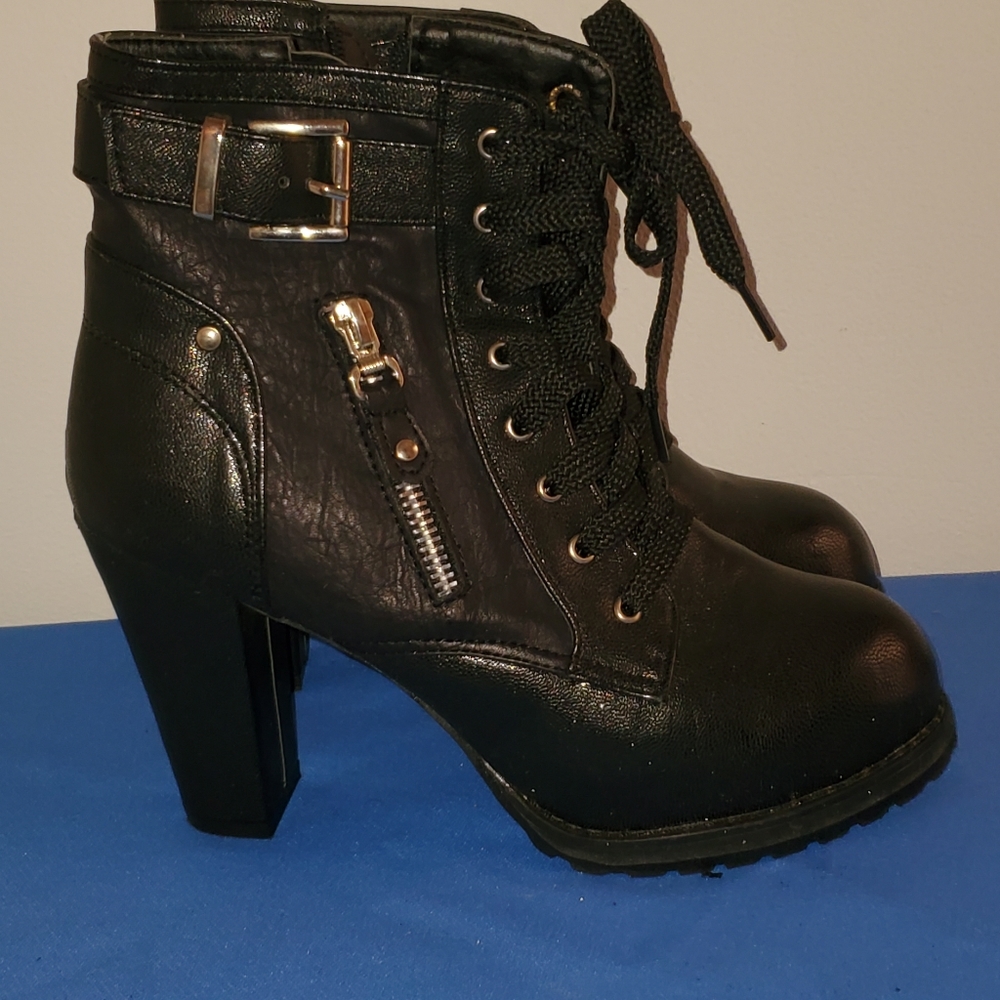 Gorgious buckle lace up black boots